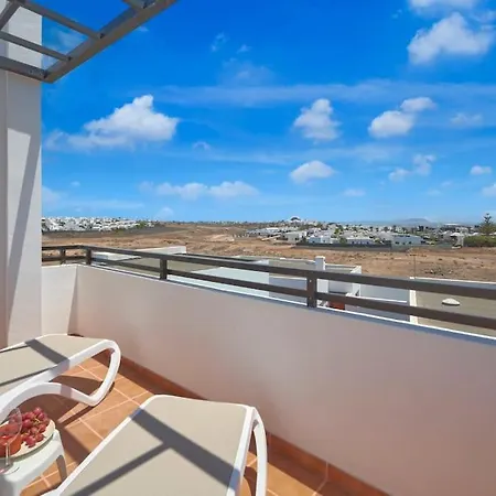 Casa Maria Duplex With Sea & Mountain Views, 15 Minutes Walk From The Marina Rubicon בית נופש