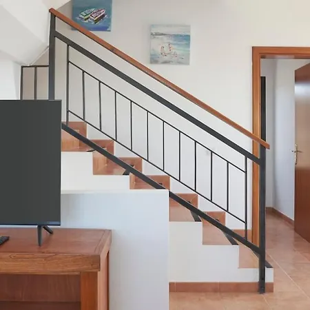 בית נופש Casa Maria Duplex With Sea & Mountain Views, 15 Minutes Walk From The Marina Rubicon פלאיה בלנקה