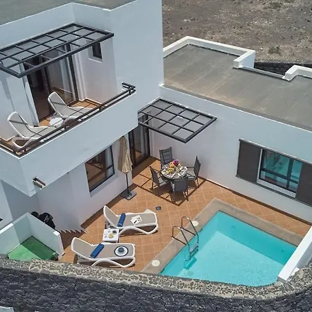 בית נופש Casa Maria Duplex With Sea & Mountain Views, 15 Minutes Walk From The Marina Rubicon *