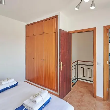 Semesterbostad Casa Maria Duplex With Sea & Mountain Views, 15 Minutes Walk From The Marina Rubicon